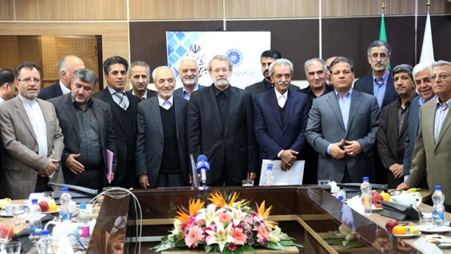 علی لاریجانی، رئیس مجلس شورای اسلامی، عصر دوشنبه 24 آبان در جلسه شورای عالی پیشکسوتان اتاق ایران حضور پیدا کرد. لاریجانی خواستار تقویت بخش خصوصی در برنامه توسعه شد.