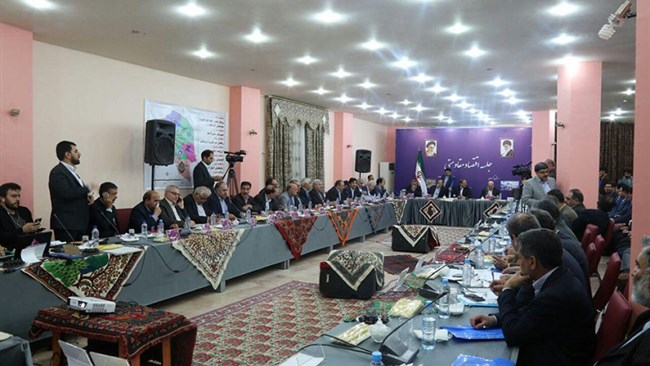 رئیس اتاق کرمان در نشست اقتصاد مقاومتی استان، خواسته‌های بخش خصوصی را از معاون اول رئیس‌جمهور مطالبه کرد.