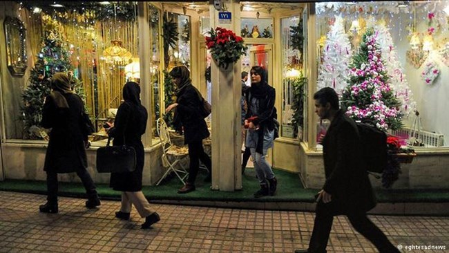 در ایالات متحده یک‌چهارم هزینه‌های هر شخص در طول سال مربوط به فصل کریسمس است.آمارها نشان می‌دهد حتی در کتاب‌فروشی‌ها میزان خرید ۱۰۰ درصد افزایش پیدا می‌کند و در طلا‌فروشی‌ها به ۱۷۰ درصد افزایش می‌رسد.