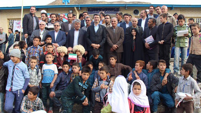 بخشی از فعالان بخش‌خصوصی در گام نخست این پویش، ساخت 100 مدرسه ابتدایی در 18 استان کشور را تعهد کرده‌اند. تاکنون نیز 19 مدرسه ابتدایی که بر سر در آن «مدرسه ایران من» نوشته شده، به بهره‌برداری رسیده است. پویش ایران من، در این راه تنها نیست و همراه با موسسه خیریه مهر گیتی پا به این وادی گذاشته است.