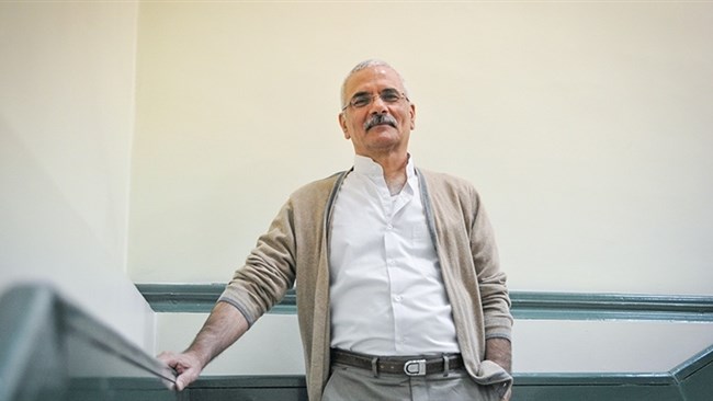 مرتضی ایمانی‌راد معتقد است که «ترامپ و تیمش نمی‌توانند مساله بنیادى اقتصاد آمریکا را حل کنند. در این صورت سال ٢٠١٧ بیشتر به سال بحران شباهت دارد تا به سال ثبات و رشد.»