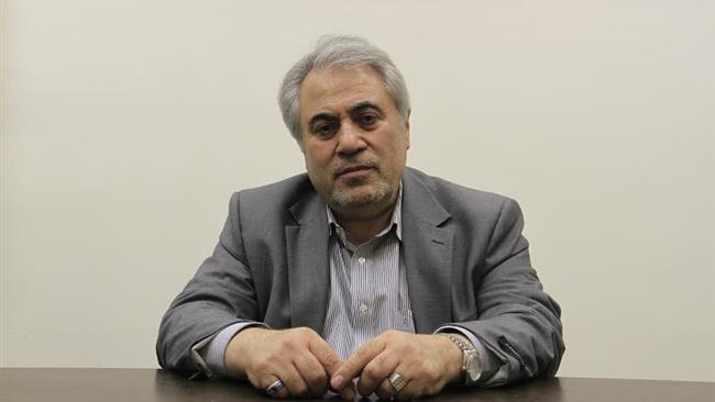 حسن آقاجانی عضو هیات نمایندگان اتاق ایران: عده‌ای فکر می‌کنند در داخل کشور تولید نداریم، برعکس؛ انبار پر از جنس است اما مشتری کجاست؟ این موضوع به گران تمام شدن محصولات برمی‌گردد.