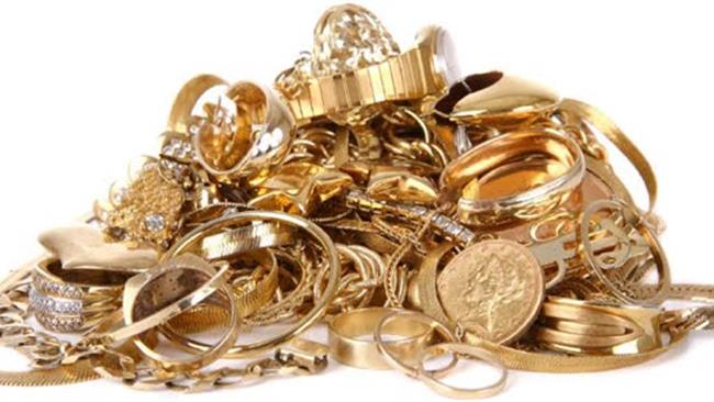 طلای جهانی با گمانه زنی‌ها درباره احتمال ماندن انگلیس در اتحادیه اروپا که به تقاضا برای این فلز به عنوان دارایی امن لطمه زده است، در پایین‌ترین سطح حدود دو هفته گذشته قرار گرفت.