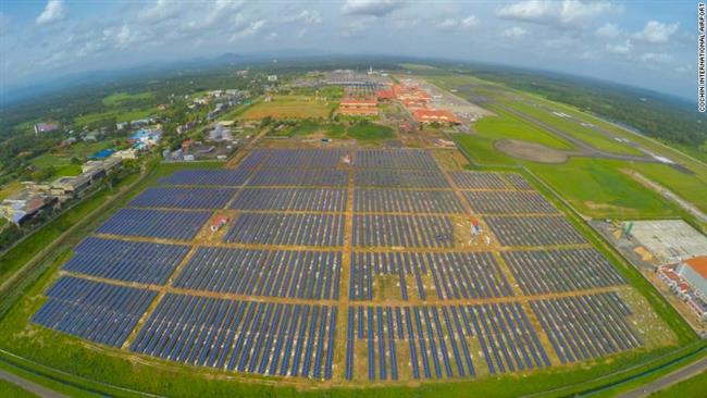 فرودگاه کوچین هند به الگوی بسیاری از فرودگاه‌های بین‌المللی جهان تبدیل شده‌است که در زمین‌های بایر اطراف خود پنل‌های خورشیدی برای تأمین برق خود نصب می‌کنند.