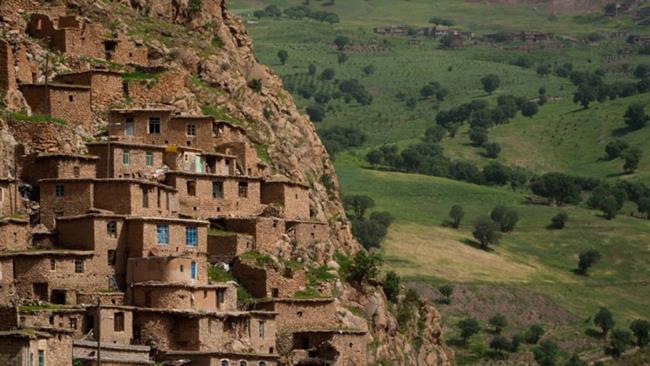 بین قابلیت‌های کردستان و وضع موجود استان فاصله زیادی وجود دارد. استانی پر بارش که سالانه حدود١٤میلیارد متر مکعب آب در آن جریان پیدا می کند و ظرفیت بالایی در کشاورزی دارد و اولین استان از نظر کشت دیمی است و همچنین معادنی بسیار غنی دارد.