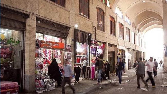 پچ‌پچ‌ها از میدان توپخانه شروع می‌شود؛ همه از حال‌وهوای بازار مروی حرف می‌زنند. کسبه در پیاده‌رو جمع شده‌اند و از اعتصاب مروی‌ها می‌گویند. یکی سر تکان می‌دهد و می‌گوید: مروی چنین روزی را به خود نمی‌دید که کسبه مغازه را خالی کنند، کرکره را پایین بکشند و بروند.