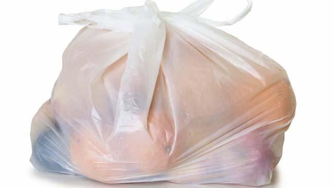 با پولی شدن کیسه های پلاستیکی در فروشگاه های انگلیس که با هدف کمک به حفظ محیط زیست انجام شده است حدود ۹۰ درصد مصرف کنندگان از برداشتن کیسه منصرف شدند.