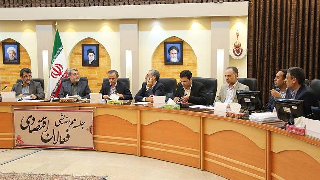 وزیر کشور در نشست با فعالان اقتصادی کرمان، به مشکلات پنج پروژه بزرگ اقتصادی این استان رسیدگی کرد.