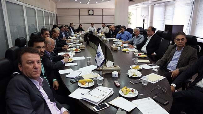 موانع موجود در مسیر صادرات، کارشکنی های سازمان توسعه تجارت، بلاتکلیف ماندن مشوق های صادراتی، انتشار آمارهای متعدد از سوی دستگاه های مختلف که با یکدیگر تفاوت های بسیاری دارند و بررسی وضعیت موافقت نامه های تجاری ایران با سایر کشورها، موضوعاتی بودند که در دستور کار کمیسیون توسعه صادرات قرار گرفت.