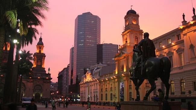 بر اساس اطلاعات بانک جهانی، شیلی اولین کشور آمریکای جنوبی است که به سازمان توسعه همکاری اقتصادی و توسعه ملحق شده و اقتصاد آن از بین کشورهای آمریکای لاتین سریع ترین رشد را تجربه کرده است.
