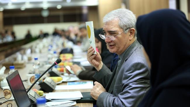 نایب رئیس کمیته ملی توسعه پایدار معتقد است الگوی توسعه فعلی در ایران توجهی به اقتصاد سبز ندارد و تنها رویکرد آن اقتصادِ مبتنی بر مصرف بی‌رویه است.