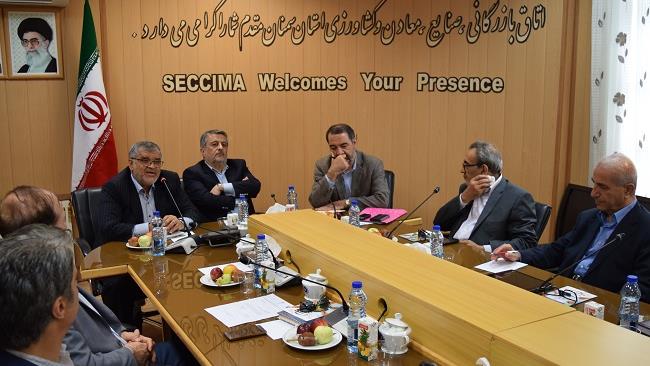 تا زمانی که تولید ما در داخل مازاد بوده  و نگاه صادرات محصولات با کیفیت  وجود نداشته باشد، بر خلاف سیاست‌های  اقتصاد مقاومتی عمل کرده‌ایم.
