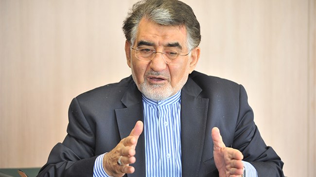 عضو هیات نمایندگان اتاق بازرگانی تهران تاکید کرد: «ساختار وزارت صنعت، معدن و تجارت باید به‌گونه‌ای باشد که حوزه بازرگانی را از حاشیه به متن بیاورد.»