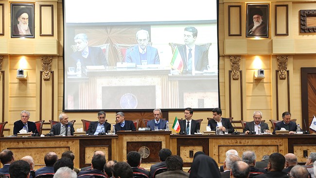 بیستمین نشست دوره هشتم هیات نمایندگان اتاق ایران، صبح یکشنبه 26 دی ماه با حضور علی طیب‌نیا وزیر امور اقتصاد و دارایی برگزار شد.