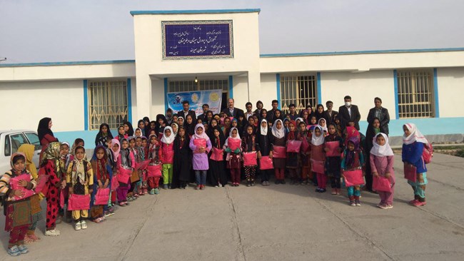 مراسم اهدای لباس فرم به 90 دانش آموز دختر دبستان محمد وکیلی روستای خاکسفیدی شهرستان هیرمند برگزار شد.