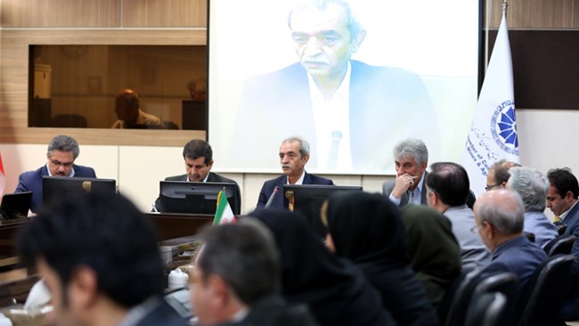 غلامحسین شافعی رئیس پارلمان بخش خصوصی کشور که در اتاق ایران میزبان رایزنان بازرگانی کشور بود، تاکید کرد که صادرات تنها یک جنبه از تجارت بوده و آن روی سکه، واردات قرار دارد.