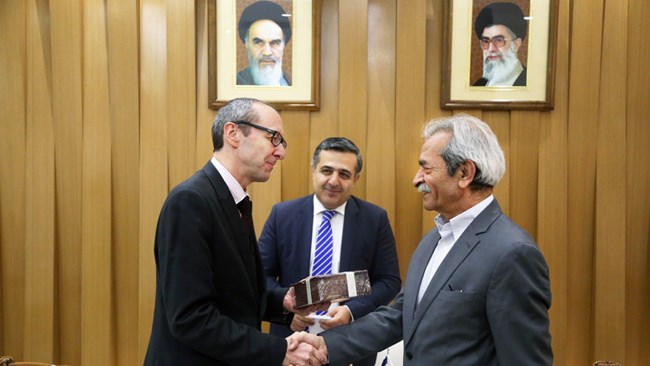 غلامحسین شافعی رئیس پارلمان بخش خصوص کشور در نشست با سفیر اتریش در تهران،‌ انتقال تکنولوژی، همکاری‌های آموزشی، بهداشتی و محیط زیستی را از اولویت‌های اتاق ایران برای توسعه همکاری‌ها با اتریش عنوان کرد.