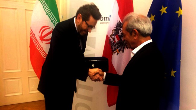 غلامحسین شافعی رئیس اتاق ایران در دیدار با هارالد ماهرر وزیر علوم و اقتصاد اتریش بر سر زمینه‌های همکاری اقتصادی دو کشور به مذاکره پرداخت.