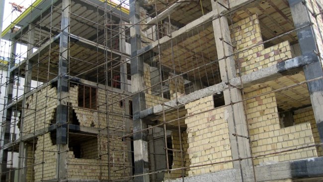 عباس شوکتی، کارشناس بازار مسکن می‌گوید: در بازسازی بافت‌های فرسوده، در برخی موارد نبود نظارت باعث شده ساختمان‌های جدید با کیفیت پائین ساخته شوند.