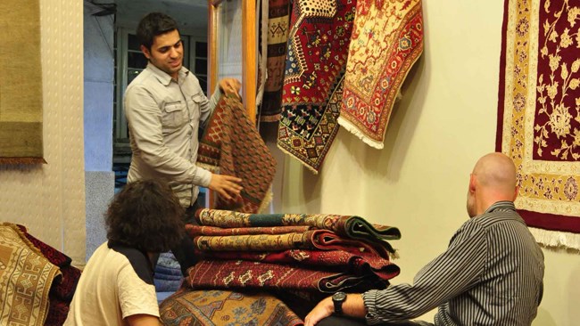 مدیرکل تعاونی‌های تولیدی وزارت کار ارزش صادرات فرش دستباف ایران در پنج ماهه امسال را ۱۲۰ میلیون دلار ذکر کرد.