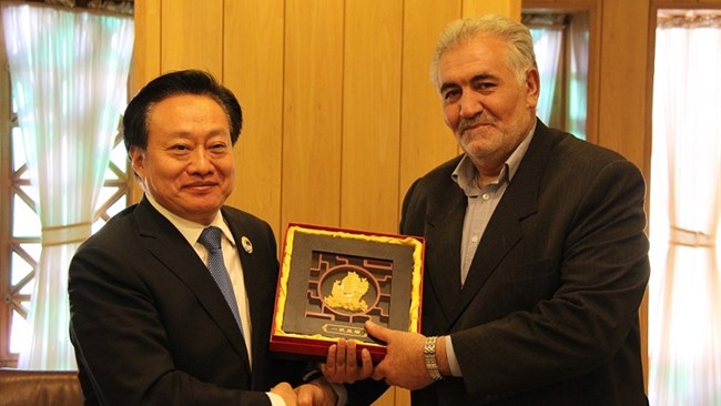 رئیس اتاق اصفهان در دیدار با هیأت چینی گفت: اصفهان و چین در پروژه‌های سرمایه‌گذاری صنعت گردشگری و تأمین مالی طرح‌های اقتصادی می‌توانند همکاری نزدیکی داشته باشند.