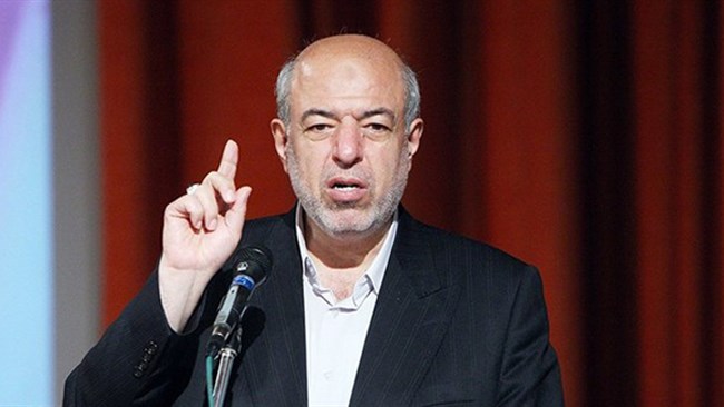 وزیر نیرو با بیان اینکه برداشت آب بیش از حد در بخش کشاورزی یکی از دلایل اصلی تغییر اقلیم است، گفت: در حال حاضر وزارت نیرو به شدت این موضوع را دنبال می‌کند، تا چاه‌هایی که غیرمجاز حفر شده‌اند، را مسدود کند.