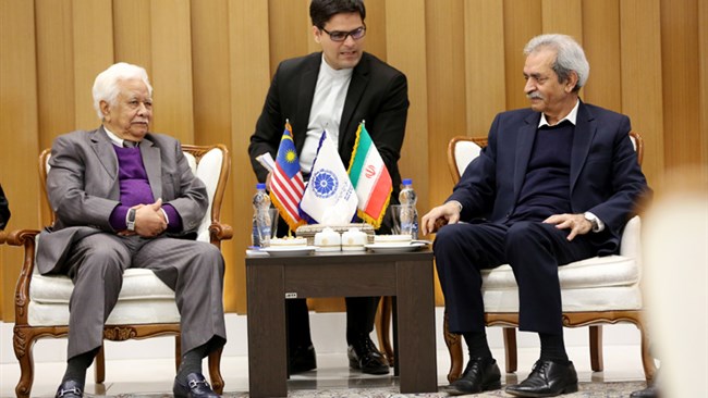 غلامحسین شافعی و سید علی العطاس، پیرامون تأسیس دفاتر نمایندگی اتاق ایران و اتاق مالای مالزی در دو کشور برای توسعه مناسبات اقتصادی گفت‌وگو کردند.
