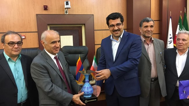 سفیر ارمنستان به استان مرکزی رفت و ضمن حضور در جلسه کارگروه توسعه صادرات غیرنفتی استان مرکزی با رئیس اتاق اراک دیدار کرد.