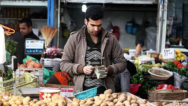 تازه‌ترین گزارش بانک مرکزی از متوسط قیمت خرده فروشی 11 گروه از مواد خوراکی در تهران، از ثبات قیمتی 6 گروه کالایی، کاهش در 3 گروه و افزایش قیمت در 2 گروه کالایی حکایت دارد.