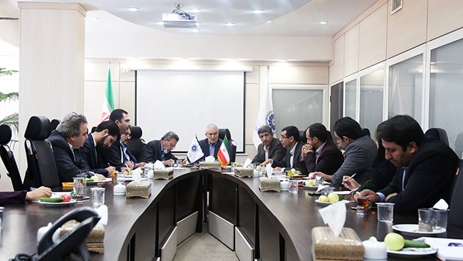 اتاق ایران، فراکسیون توسعه صادرات غیرنفتی و مرکز پژوهش‌های مجلس شورای اسلامی در نشست‌هایی به بررسی چالش‌های پیش روی توسعه صادرات غیرنفتی در کشور می‌پردازند.