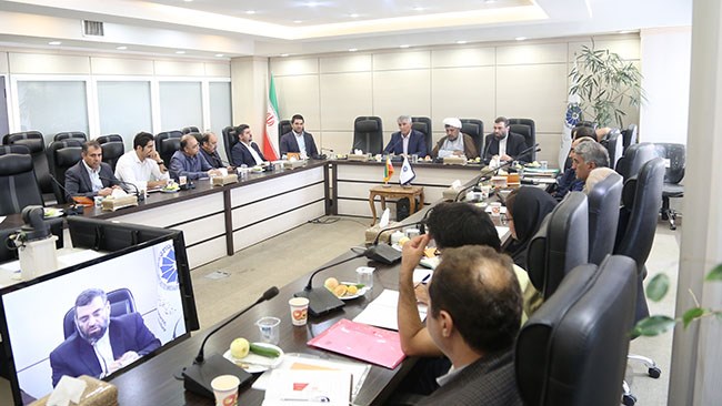 فعالان اقتصادی در نشست مشترک با نماینده ولی‌فقیه در سازمان دامپزشکی به بررسی موضوع غذای حلال و همچنین مسئله حضور ناظران شرعی در واحدهای صنایع غذایی پرداختند.
