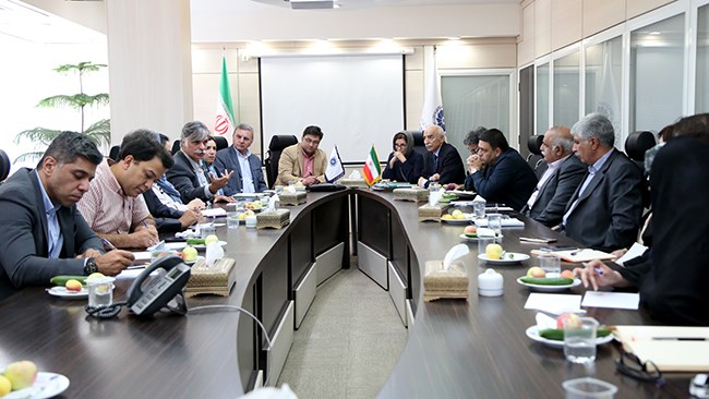 کارگروه دام و طیور کمیسیون کشاورزی اتاق ایران طی جلسه‌ای با حضور تولیدکنندگان واردکنندگان دارو و مکمل‌های غذایی دام و طیور موضوع تعرفه 32 درصدی واردات این بخش را مورد بررسی قرار داد.