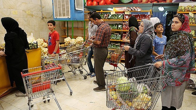 گزارش بانک مرکزی از میانگین قیمت خرده فروشی 11 گروه از مواد خوراکی در شهر تهران نشان می‌دهد در هفته منتهی به 9 تیر 96، پنج گروه کالایی کاهش قیمت را تجربه کرده‌اند، قیمت‌ها در چهار گروه با افزایش رو به رو شده  و 2 گروه کالایی نیز تغییر قیمتی نداشته است.