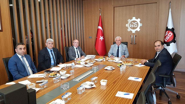 رئیس اتاق زنجان با هیات رئیسه اتاق صنایع استانبول دیدار کرد و در مورد همکاری‌های اقتصادی استانبول و زنجان به مذاکره پرداخت.