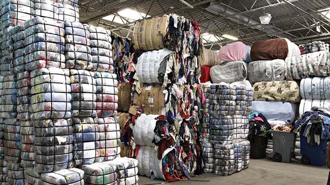 یک مقام مسئول در وزارت صنعت می‌گوید از مجموع 510 هزار تن نیاز سالانه کشور به پوشاک، حدود 200 هزار تن به‌صورت واردات رسمی یا قاچاق به کشور وارد می‌شود.