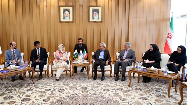 غلامحسین شافعی رئیس اتاق ایران و رفعت مسعود سفیر پاکستان در ایران بعد از ظهر امروز با یکدیگر دیدار و بر ضرورت توسعه همکاری های اقتصادی دو کشور و تجارت ترجیحی تاکید کردند.