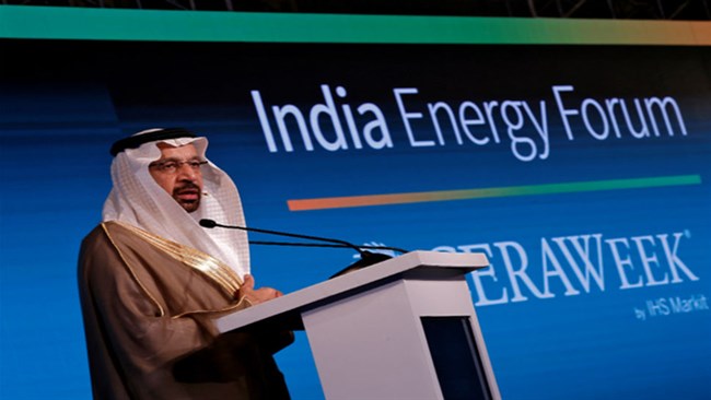 در حالی که هند می‌کوشد از اجرای تحریم‌های نفتی آمریکا علیه ایران معاف شود، وزیر نفت عربستان به مقامات این کشور وعده داده است که کشورش هرگونه کمبود احتمالی ناشی از تحریم نفت ایران را جبران خواهد کرد.