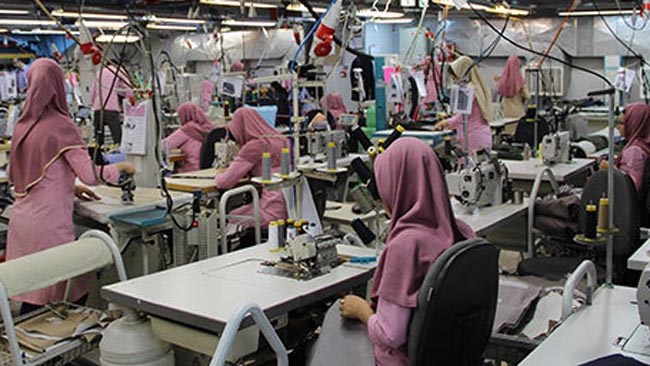 رئیس اتحادیه فروشندگان و دوزندگان پیراهن می‌گوید: تأمین‌کنندگان مواد اولیه تولید پوشاک در انتظار تأمین ارز از طریق سامانه نیما هستند.