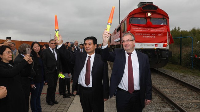 اولین قطار باری روی ریل خط آهن بلژیک به چین قرار گرفت و شهر لیگ بلژیک را به مقصد استان هنان چین ترک کرد. این مسیر بخشی از پروژه یک مسیر- یک کمربند چین است.