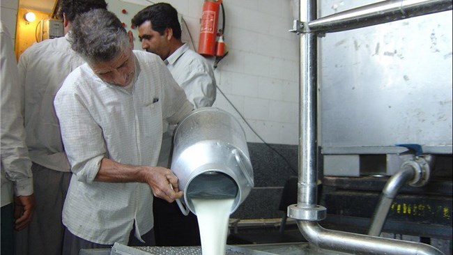 طبق مصوبه ستاد تنظیم بازار قیمت هر لیتر شیر خام با چربی ۳.۲ درصد درب دامداری 2هزار تومان است و کرایه حمل نیز به آن افزوده می­شود.