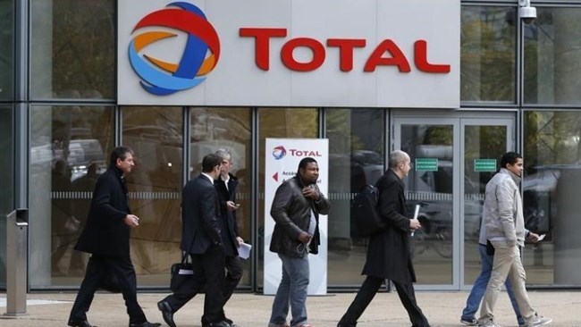 دادگاهی در پاریس شرکت توتال را به دلیل پرداخت رشوه در سال ۱۹۹۷ با هدف کسب قراردادهای نفت و گاز در ایران به پرداخت ۵۰۰ هزار یورو جریمه محکوم کرد.