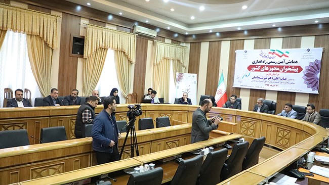 جمال رازقی رئیس اتاق شیراز با انتقاد از تعدد آیین‌نامه‌ها و مقررات خلق‌الساعه، کیفیت فضای کسب و کار کشور را نامساعد توصیف کرد.