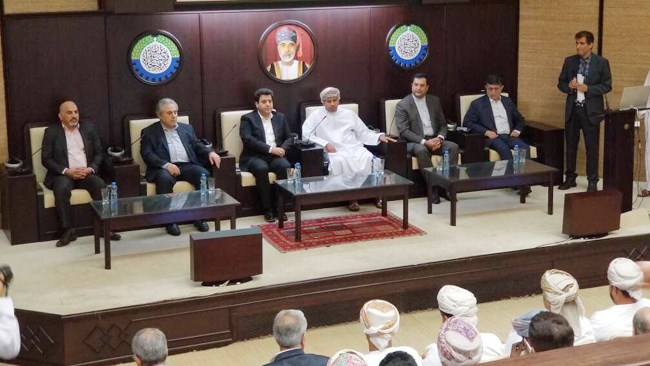 هیات اقتصادی اتاق های لرستان و قم که به عمان سفر کرده، امروز با حضور در اتاق عمان در جلسات رو در رو شرکت کردند.