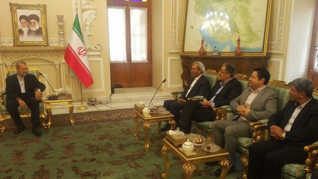 هیات رئیسه اتاق بازرگانی، صنایع، معادن و کشاورزی ایران به مناسبت فرارسیدن سال نو با رئیس مجلس شورای اسلامی دیدار کردند.