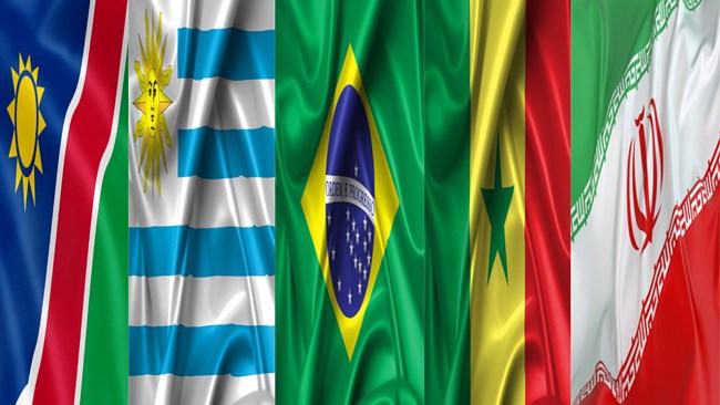 محمدجواد ظریف در راس هیاتی سیاسی-تجاری به دو قاره آفریقا و آمریکای جنوبی سفر کرده است. غلامحسین شافعی، رئیس اتاق ایران به همراه فعالان اقتصادی وزیر خارجه را در این سفر سه روزه به سنگال، برزیل، اروگوئه و نامیبیا همراه می‌کند.