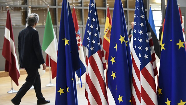 در روزها و هفته‌های اخیر صحبت‌های زیادی در مورد روابط تجاری و سرمایه‌گذاری بین اتحادیه اروپا و آمریکا در محافل گوناگون مطرح شده است. اما چه کسی در این بازی برنده است و چه کسی بازنده؟