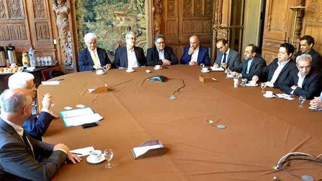 رئیس اتاق پاریس در دیدار با اعضای هیات تجاری ایران بر تداوم همکاری های اقتصادی فرانسه با ایران تاکید کرد و ایجاد ارتباط میان بنگاه های کوچک و متوسط را به عنوان راهکار عبور از تحریم های آمریکا دانست.