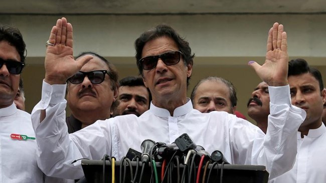 عمران خان نیازی که حزبش در انتخابات پارلمانی اخیر پاکستان به پیروزی مهمی دست یافته است قصد دارد پس از در اختیار گرفتن دولت، اقدامات وسیعی در راستای خصوصی‌سازی شرکت‌های بزرگ دولتی صورت دهد.