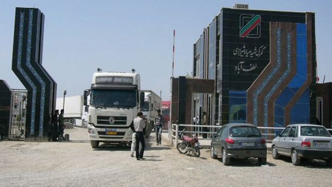 بر اساس اعلام مدیرکل دفتر صادرات گمرک ایران، ترکمنستان ترانزیت کالا از گمرک لطف‌آباد ایران به مقصد تاجیکستان را ممنوع کرده است و از ورود کامیون‌های حامل کالا از ایران جلوگیری می‌کند.