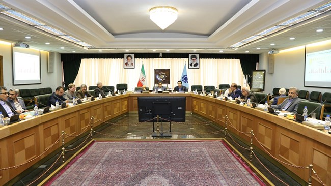 روز گذشته عبدالناصر همتی رئیس کل بانک مرکزی با جمعی از اقتصاددانان دیدار کرد.